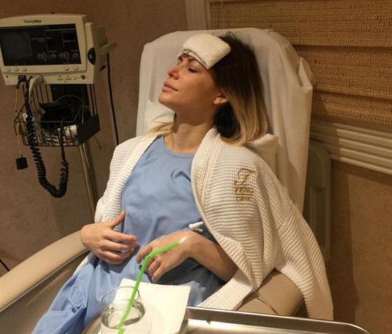 Crystal Hefnerov v nemocnici po odstrann implantt (2016)