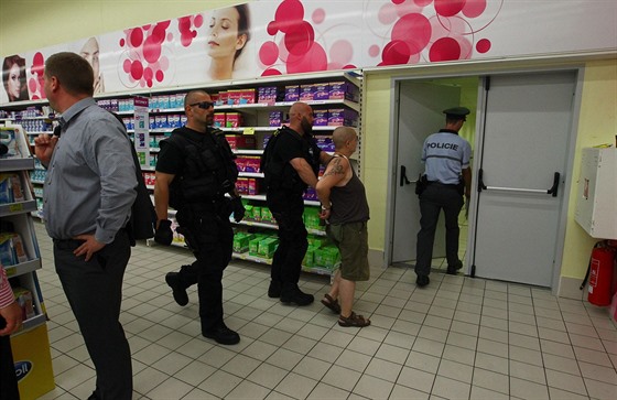 Policie odvádí podezelou ze zabití jiné eny v obchodním centru na praském...