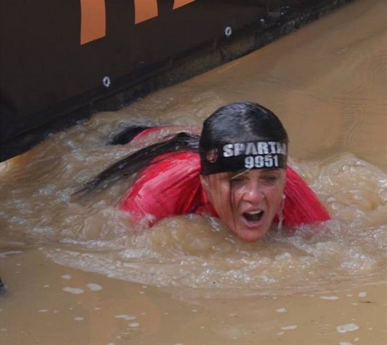 Zuzana Kocumová pi jednom z extrémních pekákových závod Spartan Race.