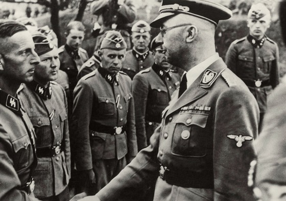 Heinrich Himmler byl éfem íské bezpenosti. V kvtnu 1945 v britském zajetí spáchal sebevradu.