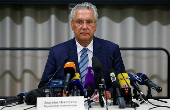 bavorský ministr vnitra Joachim Herrmann na tiskové konferenci k útoku v...