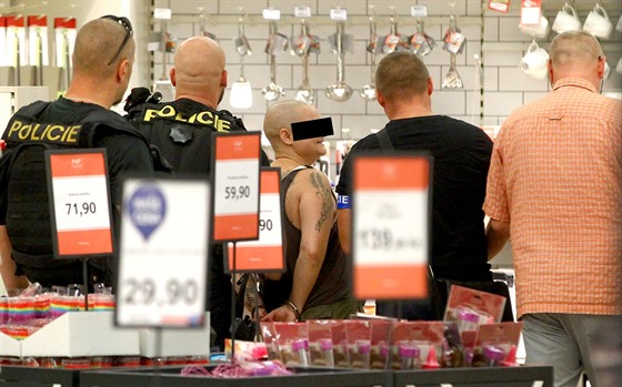 Policisté odvádjí enu, která zabíjela v obchodním centru v Praze na Smíchov (21.7.2016)