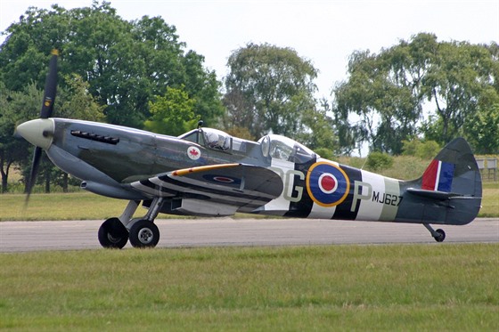 Dvoumístný spitfire, kterým ve tvrtek poletí generál Emil Boek, veterán RAF....