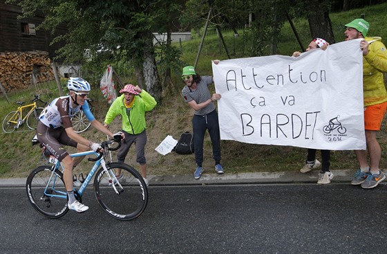 Romain Bardet bhem devatenct etapy na Tour de France, ve kter se dky...