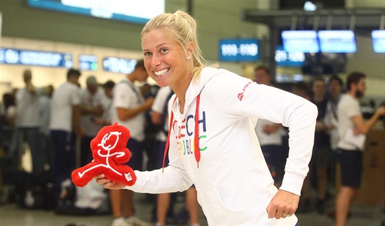 Andrea Hlaváková s podobiznou Emila Zátopka ped odletem do brazilského Ria.