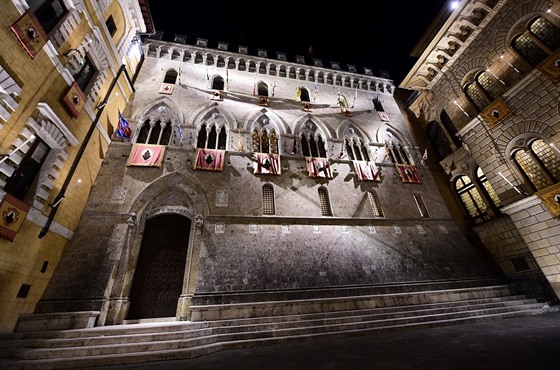 Monte dei Paschi di Siena. Vstupní portál hlavního sídla nejstarí fungující...