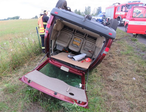 Cizinec nezvládl u obce Makotasy ízení a otoil auto na stechu.