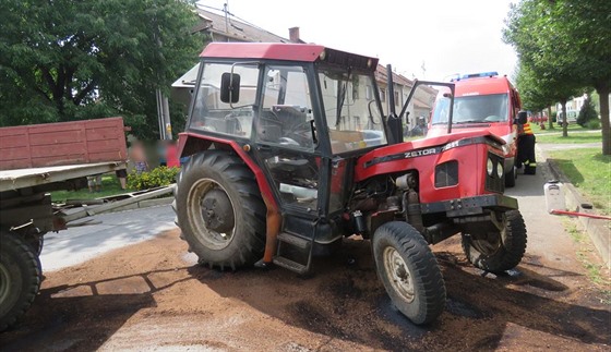 Osobní auto se ve Smricích pi pedjídní srazilo s odboujícím traktorem a...