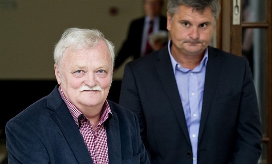 Adam Filus (vlevo) u Vrchního soudu v Praze (22.7.2016).