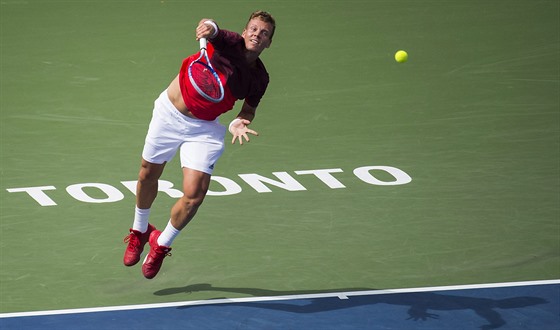 Tomá Berdych servíruje v 2. kole turnaje v Torontu.