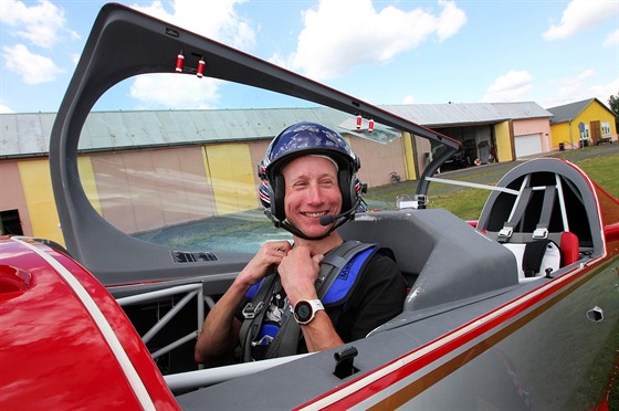Lya Luká Bauer si krátce vyzkouel pilotovat akrobatické letadlo Petra...