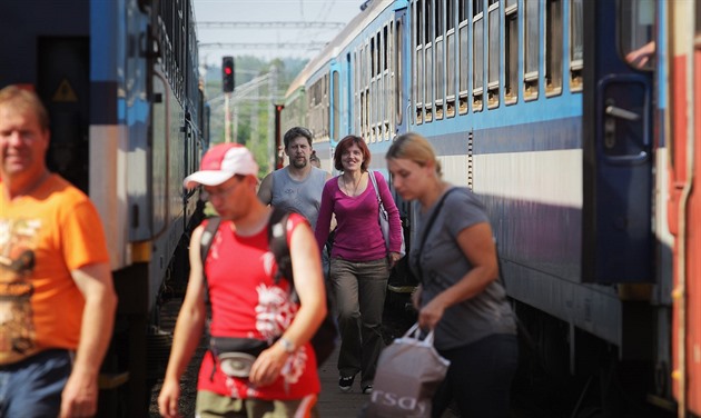 Kvli pokozeným výhybkám v Horaovicích na  trati Plze - eské Budjovice...