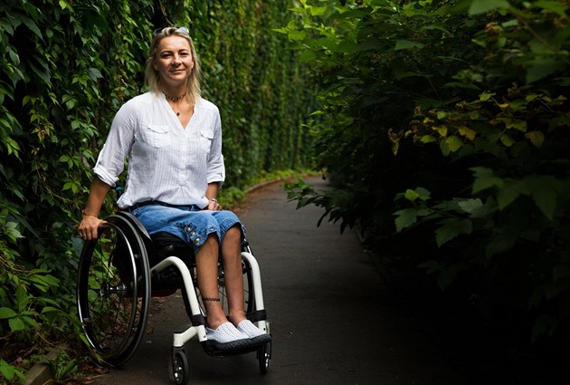 Romana Koláová má invalidní vozík upravený na míru.