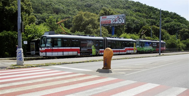 Pes pozemek vede typroudová silnice i koleje tramvají poblí zastávky Bráfova