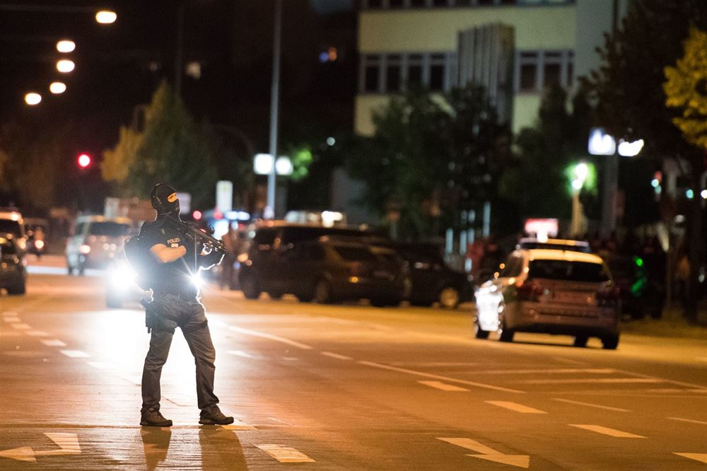 Policista hlídkuje u obchodního centra Olympia v Mnichov, kde se odpoledne...