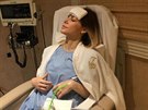 Crystal Hefnerov v nemocnici po odstrann implantt (2016)