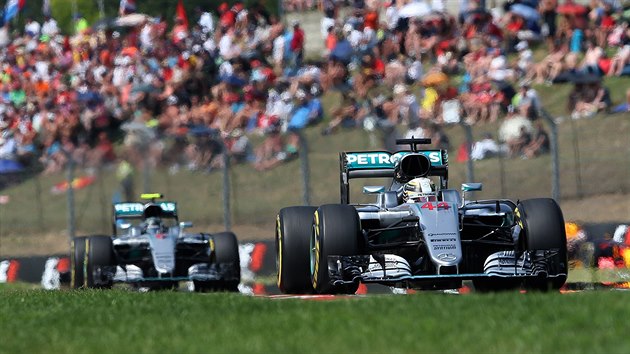 V ČELE MERCEDESY. V čele závodu v Budapešti jede Lewis Hamilton před týmovým... V ČELE MERCEDESY. V čele závodu v Budapešti jede Lewis Hamilton před týmovým...