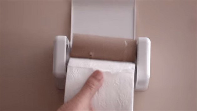 Vsunutím plné ruličky se sama vysune prázdná cívka. Vsunutím plné ruličky se sama vysune prázdná cívka.