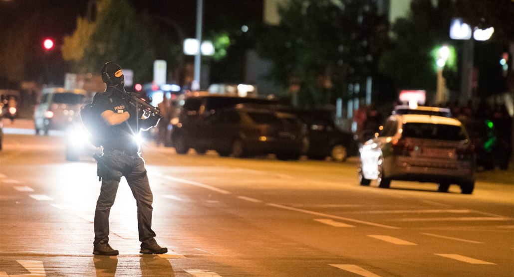 Policista hlídkuje u obchodního centra Olympia v Mnichově, kde se odpoledne... Policista hlídkuje u obchodního centra Olympia v Mnichově, kde se odpoledne...
