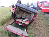 Cizinec nezvládl u obce Makotřasy řízení a otočil auto na střechu. Cizinec nezvládl u obce Makotřasy řízení a otočil auto na střechu.