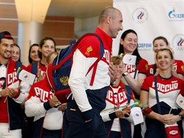 Volejbalista Sergej Teuchin se zdraví s dalími leny olympijského týmu ped...