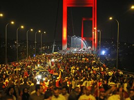 Demonstrace na podporu Erdogana v ulicch Istanbulu (21. ervence 2016)