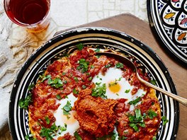 Shakshuka je oblben sndaov jdlo, ale lid si ho s chut daj i k veei.