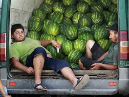 MELOUNY. Prodavai ovoce a zeleniny odpoívají na triti v gruzínském Tbilisi.