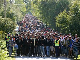 Loni v záí pijídli vlakem do maarského Hegyeshalomu tisíce migrant, kteí...