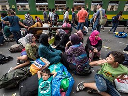 Uprchlíci se také shromaovali na budapeském nádraí Keleti, kde se o n...
