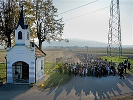 Snímek z loského íjna ukazuje, jak slovintí policisté vedli tisíce migrant...