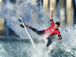 SURFOVÁNÍ. Matt Banting z Austrálie bhem kvalifikace na sout v surfování US...