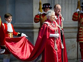 Královna Albta II. a princ Philip pi udílení ádu britského impéria (Londýn,...