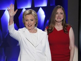 Hillary Clintonová a její dcera  Chelsea (Philadelphia, 28. ervence 2016)