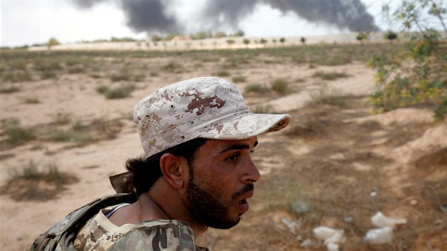Libyjsk jednotky bojujc za vldu podporovanou OSN nedaleko Syrty, hlavn baty Islmskho sttu v zemi (19. ervence 2016)