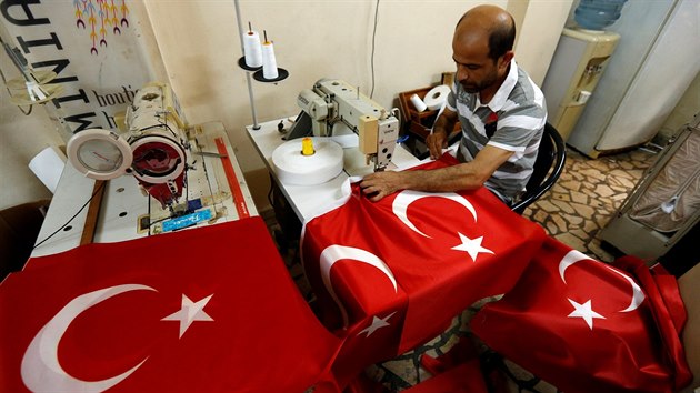 Vroba tureckch vlajek v Istanbulu (19. ervence 2016)