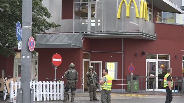 Policist ped restaurac McDonald ́s u mnichovskho obchodnho centra Olympia (22. ervence 2016)