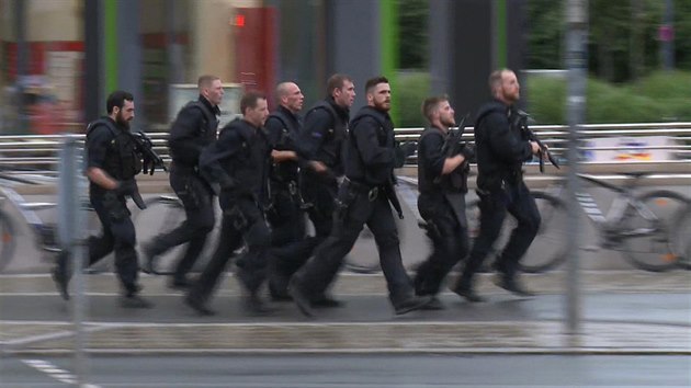 Nmeck policie u mnichovskho obchodnho centra Olympia, kde vypukla stelba (22. ervence 2016)