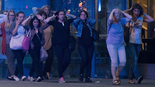Evakuace lidí z okolí mnichovského obchodního centra Olympia (22. ervence 2016)