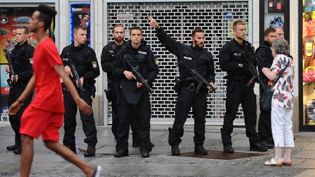 Nmeck policie u mnichovskho obchodnho centra Olympia, kde vypukla stelba (22. ervence 2016)