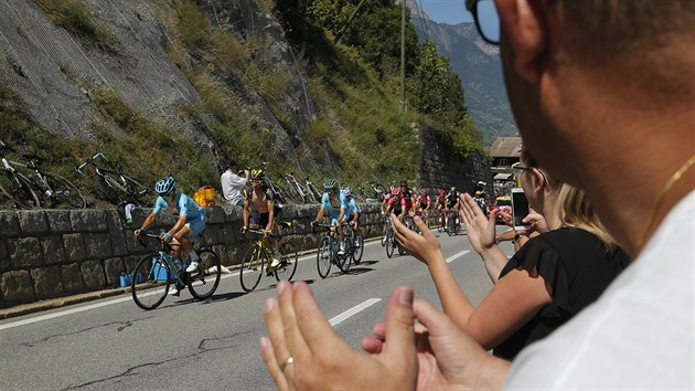 Fanouci povzbuzuj cyklisty bhem sedmnct etapy Tour de France.