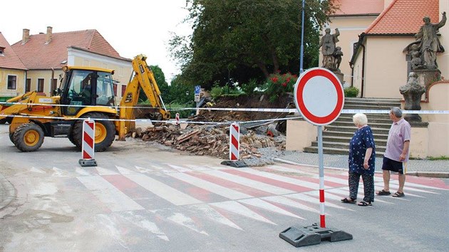 kodu v dech milion korun zpsobil v noci na 24. ervence pvalov d隝 v Tn nad Vltavou na eskobudjovicku. Poniil nmst, plovrnu a kulturn dm, informovala esk televize. Starosta msta Milan norek TK ekl, e voda poniila kanalizaci, na nkterch mstech i komunikaci. Na snmku je zcen oprn ze pod kostelem svatho Jakuba.