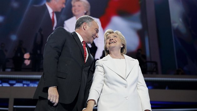 Kandidtka na americkou prezidentku Hillary Clintonov a kandidt na viceprezidenta Tim Kaine na demokratickm sjezdu ve Filadelfii (28. ervence 2016)