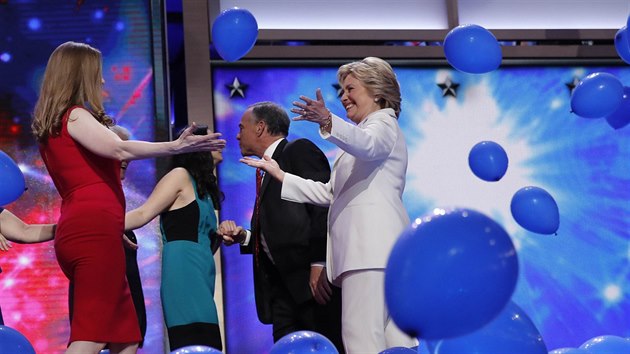 Kandidtka na americkou prezidentku Hillary Clintonov a jej dcera Chelsea na demokratickm sjezdu ve Filadelfii (28. ervence 2016)