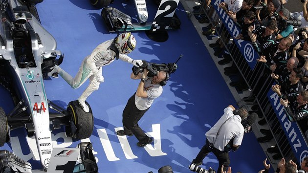 RADOSTN VSKOK. Lewis Hamilton spch z vozu slavit vtzstv na Velk cen...