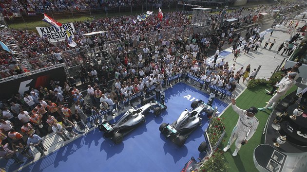 Lewis Hamilton slav vtzstv na Hungaroringu.
