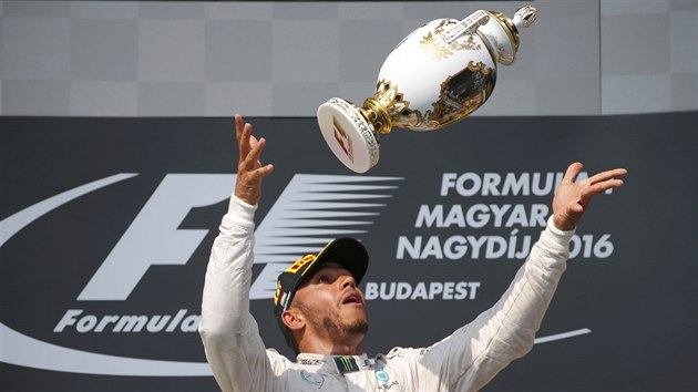 Lewis Hamilton si pohazuje s pohrem, kter zskal za vtzstv ve Velk cen...