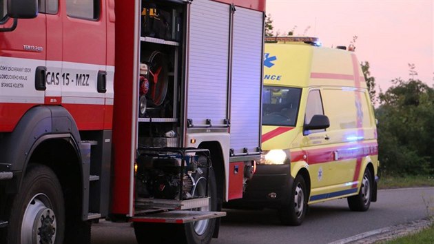 Na mst nehody osobnho auta mezi Kojetnem a Uhiicemi zasahovali hasii a zchrani (23. ervence 2016).