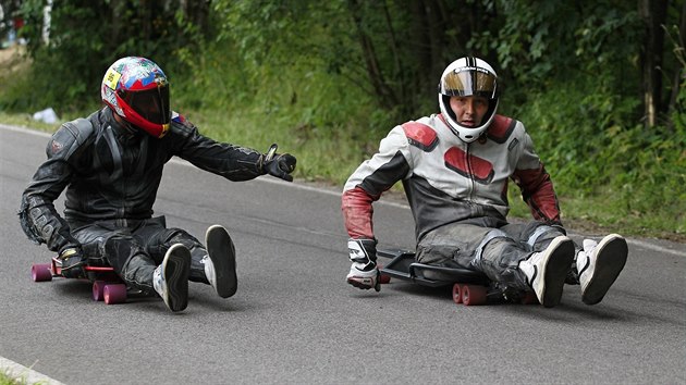 Sjezd longboardist z vrcholu Kozkova v eskm rji (23. ervence 2016).