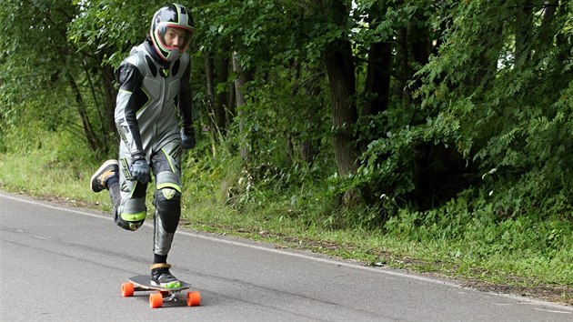 Sjezd longboardist z vrcholu Kozkova v eskm rji (23. ervence 2016).